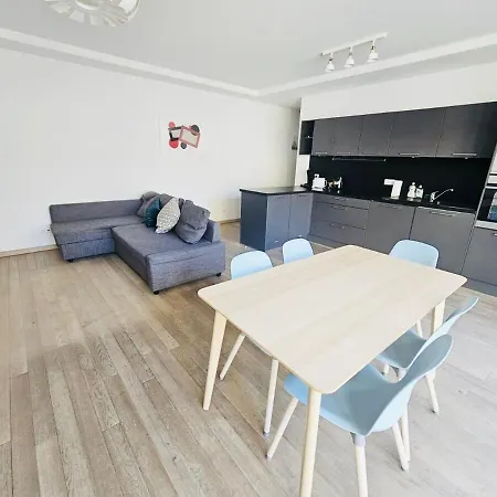 Modern Two Bedrooms In Center With A Private Parking Apartamento