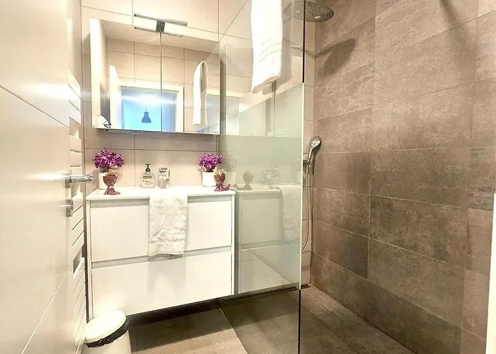 아파트 Modern Two Bedrooms In Center With A Private Parking